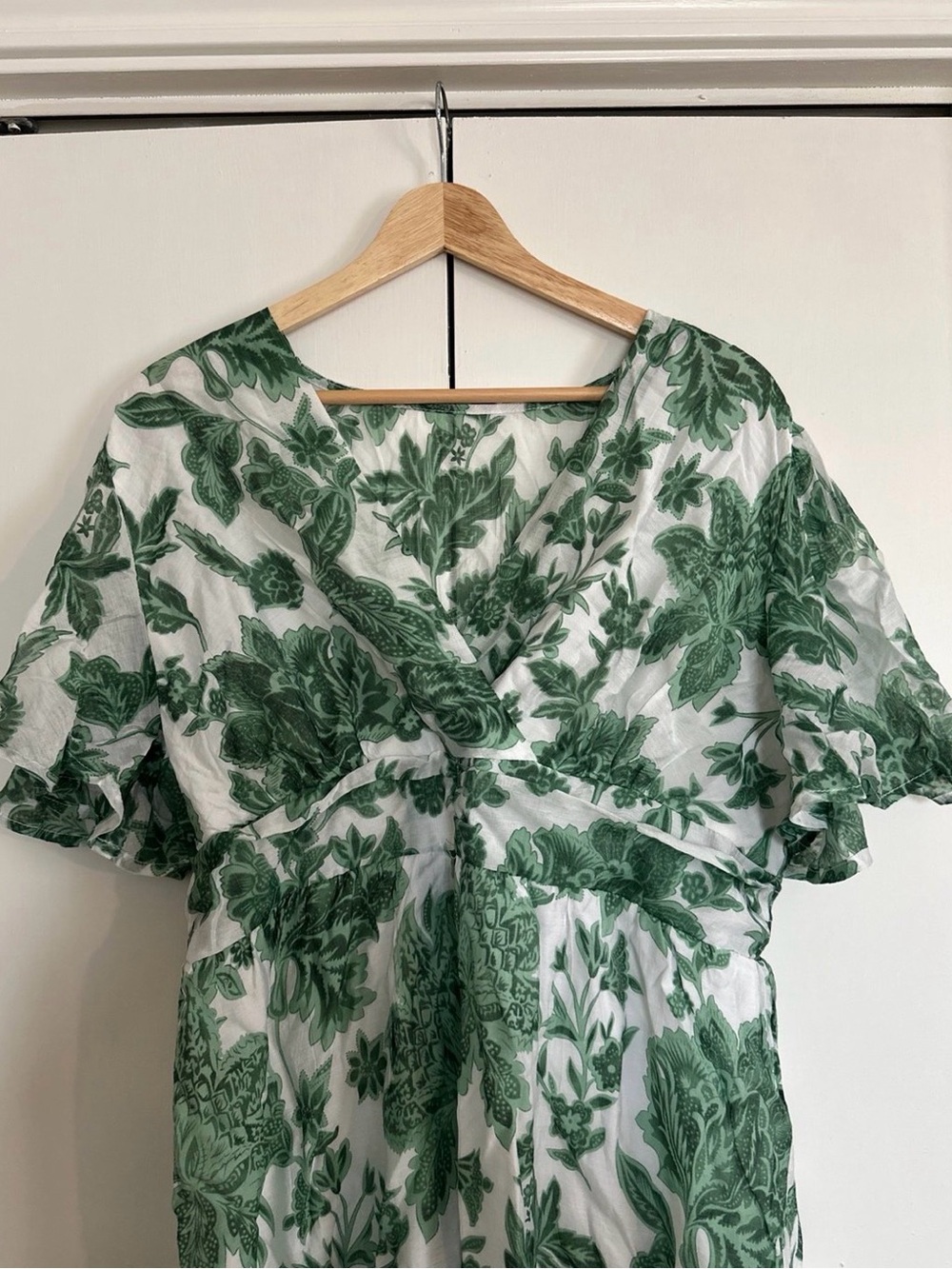 Green & white short sleeve floral v-neck cocktail dress